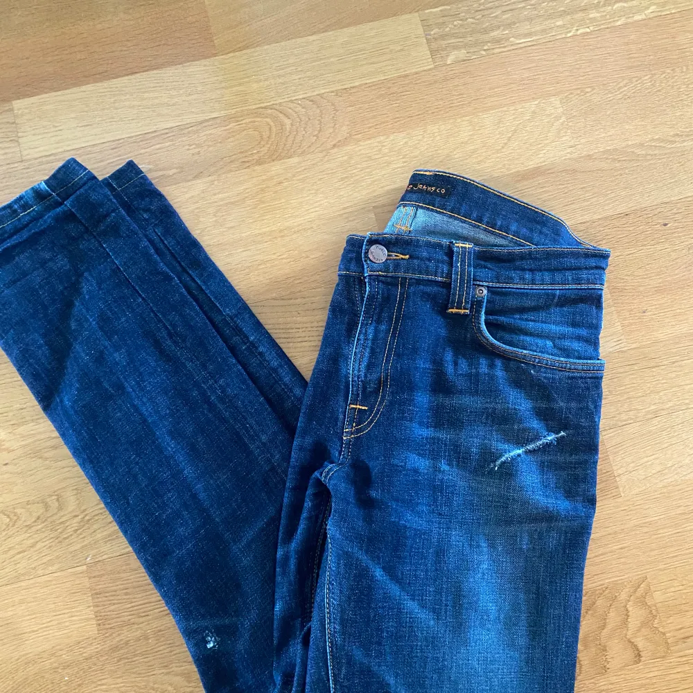 Skitsnygga nudie jeans med slitningar. Hör av dig för fler bilder!. Jeans & Byxor.
