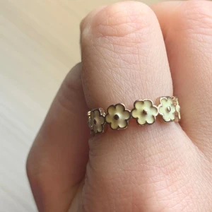 Blommig ring 🌸 - Blommig ring nästan ny bara testad fåtal gånger 💐 Klicka gärna på köp nu eller kontakta 🤗