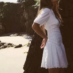 VIT ZARA KLÄNNING - Säljer denna superfina vita klänning från zara som jag köpt till studenten men hittade en annan som jag tyckte om mer💝 köpt här på plick men är i mycket bra skick!!  Jag är 169 och bär vanligtvis strl S som referens🙌🏻 skriv för egna bilder