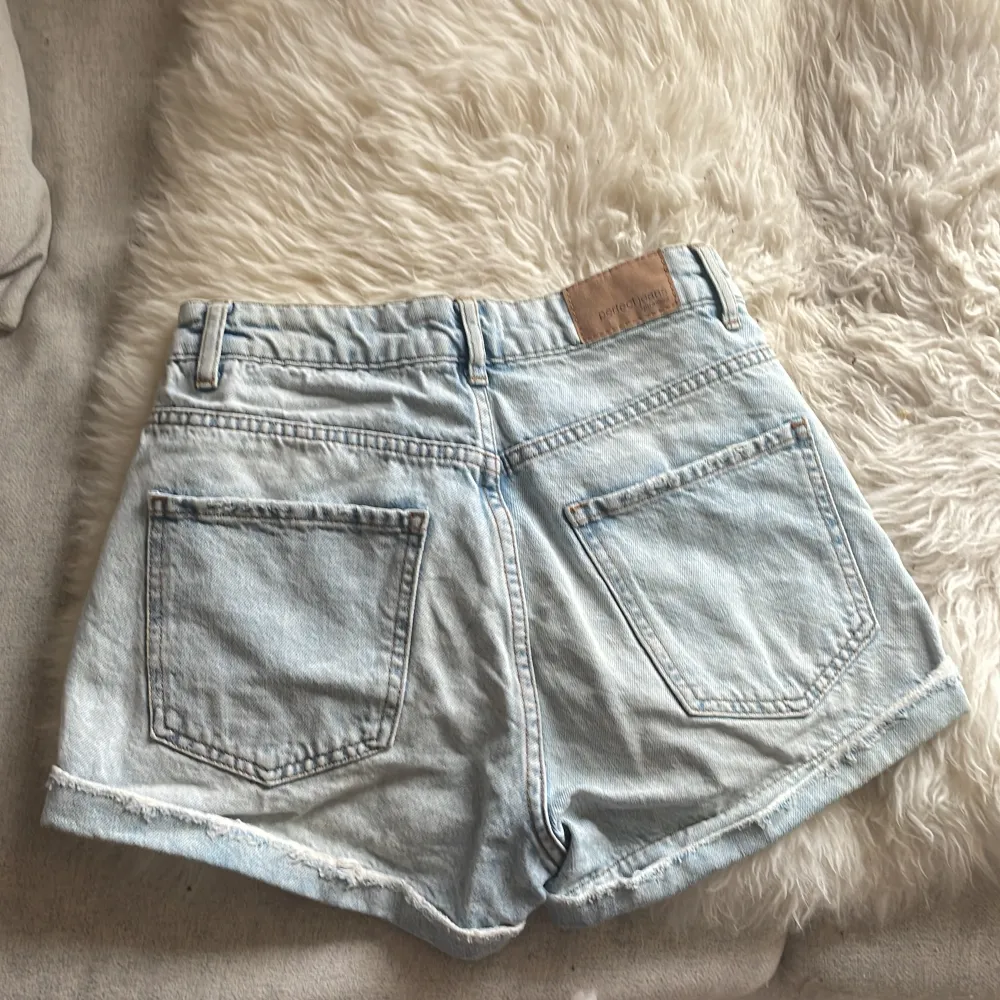 Ett par ljusblåa jeansshorts från Gina perfekt till sommaren. Dom är väl använda men inget som syns. Säljer dom  då de är för små för mig 🫶🏼. Shorts.