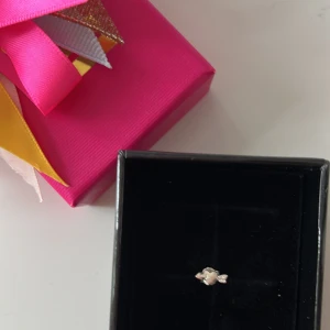 L8 Hasselblad örhängen 😍 - Säljer detta l8 Hasselblad örhängen för de inte kommer till användning då jag bär guld smycken. Original pris 175❤️