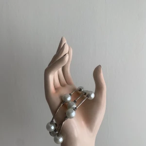 Armband med stora pärlor 🤍 - Ett spiralarmband i någon sorts metall med stora pärlor. Vet inte vart det kommer ifrån men det är knappt använt och i fint skick 💕💕