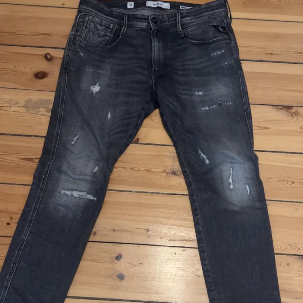 Replay anbass i sällsynt färg Storlek: w32 l30 Jätte fetta jeans med sköna slitningar  Köpt för 1700kr. Jeans & Byxor.