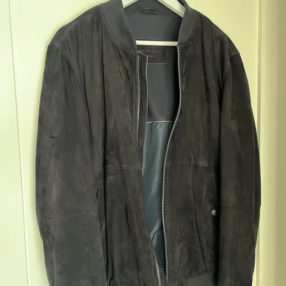 Mer eller mindre helt ny bomberjacka i skinn från Massimo Dutti.   Köpte den i Palma för 2år sedan för ca. 2500kr och har använd den 2-3ggr sedan dess, endast hängt i garderoben.. Jackor.