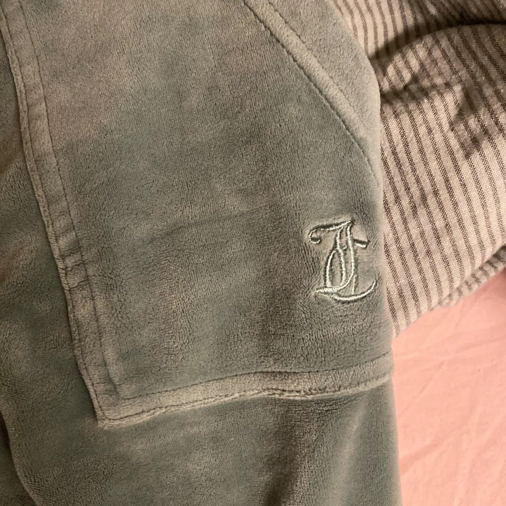 Juicy couture del ray pants i färg Chinois green 💚 Använda men gott skick förutom lite trådar. Skriv för fler bilder 💘Storlek xxs men passar xs. . Jeans & Byxor.