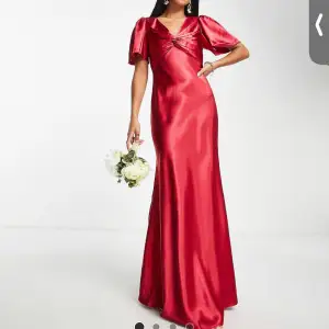 Säljer denna helt nya balklänningen i röd satin i storlek 34-motsvarar XS❤️prislapp kvar och är slutsåld❤️säljer då jag köpte 2 storlekar❤️Nypris: 800 säljer för 600kr❤️