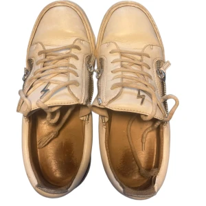 Giuseppe zanotti skor  - Hej! Nu säljer jag dessa riktigt fräscha Giuseppe Zanotti skorna jag köpte dem på farfetch har inget og och är ganska slitna för mer info och fler bilder tveka inte att skicka ett meddelande👍