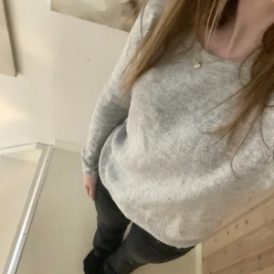 Grå stickad tröja - Tröjan är i gott skick, skön att ha på sig. Skriv om ni vill ha mer information kring bilder osv :)