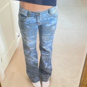 Camo Jeans - Så coola camouflage jeans, trendiga o gör en outfit!💖Midjemått: 41cm, innerbenslängd: 80cm, jag på bilden är 176cm