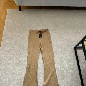 Utsvänga byxor - Utsvängda byxor med prislappen kvar.