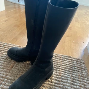 Höga boots/sövlar  - Använda fåtalet gånger, mycket fint skick. Storlek 37. 