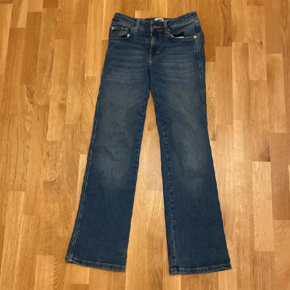 Bootcut jeans från lager 157, de är i jättebra skick och jag säljer de eftersom att jag inte använder de like mycket längre. Jeans & Byxor.