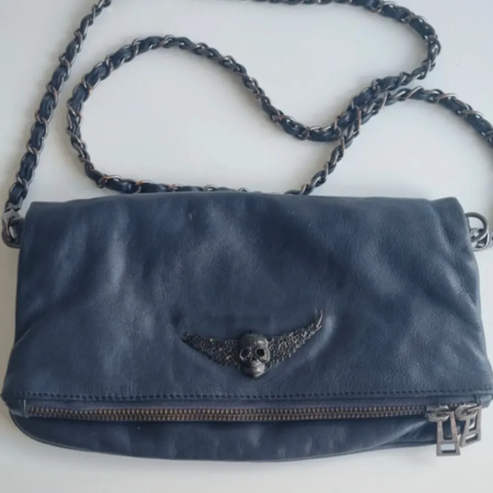 Supersnygg mörkblå Zadig väska. Den är använd och lite av vingen på märket har försvunnit. Syns dock bara på nära håll! 💕. Väskor.