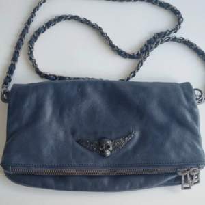 Supersnygg mörkblå Zadig väska. Den är använd och lite av vingen på märket har försvunnit. Syns dock bara på nära håll! 💕
