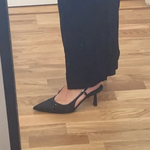 Klackar Zara  - Säljer mina svarta klackar från Zara Stl 38 jätte sköna att gå i 💕