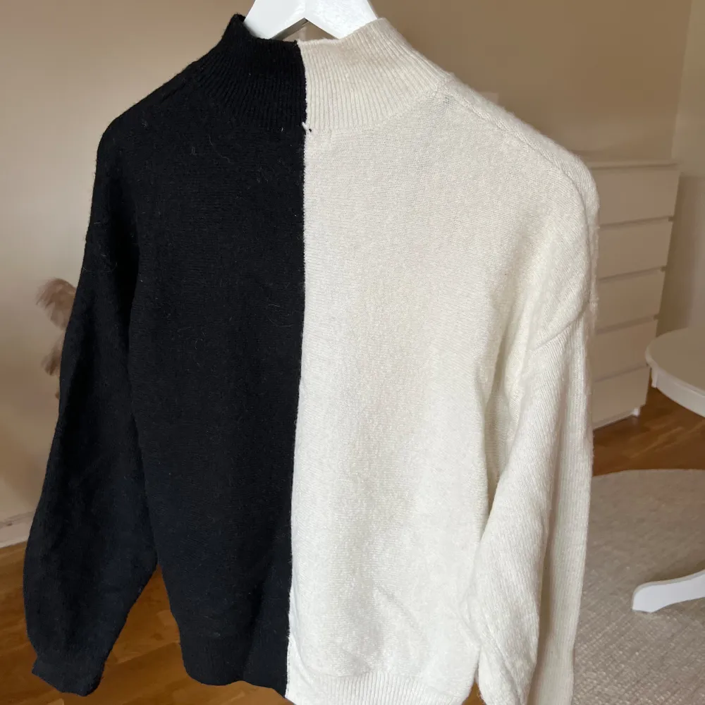 En häftig tröja som är både svart och vit 🤍🖤. Tröjor & Koftor.
