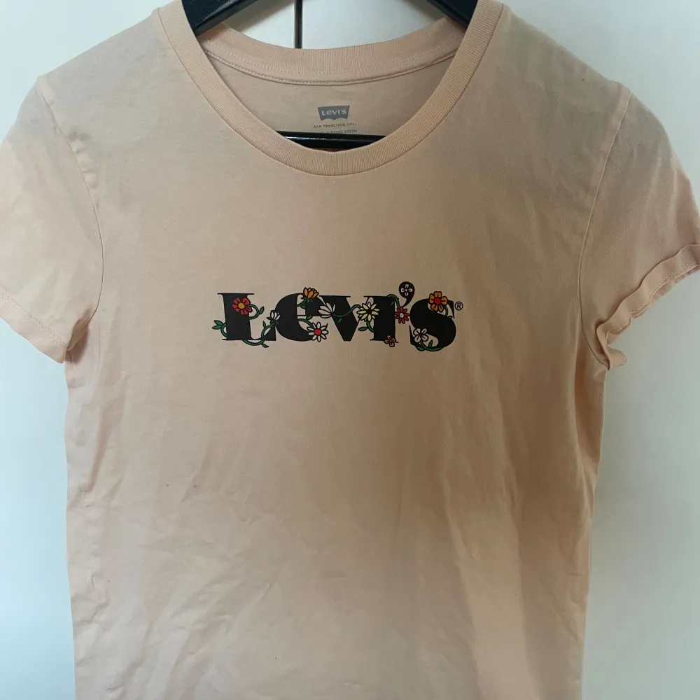 Levis t-shirt med tryck.. T-shirts.
