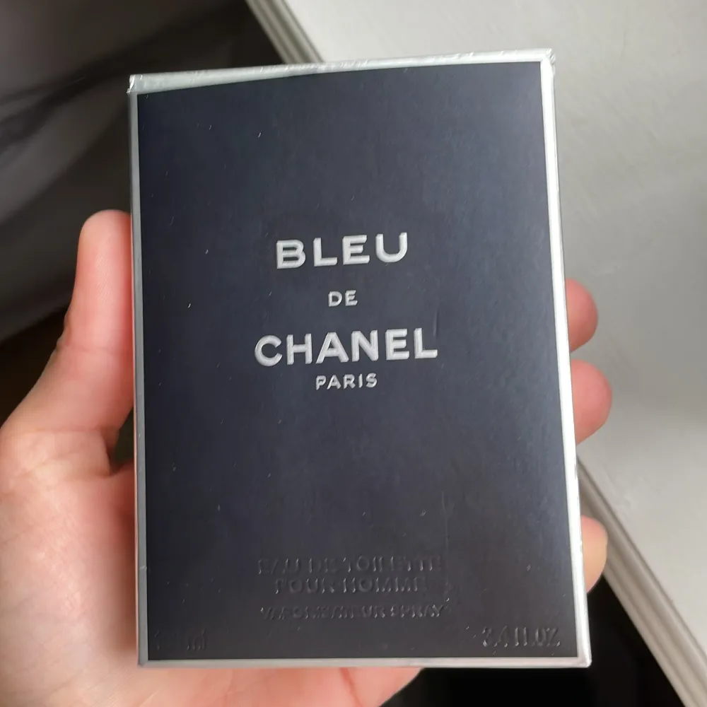 Tjena jag säljer nu en blue de Chanel edt som inte riktigt föll mig i smaken. De är en 100 ml ksk 80 kvar, box och sånt följer med, jag fick den i present och vet ej om den e äkta eller inte. Kan byta!. Accessoarer.