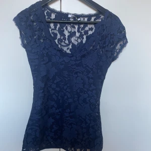 Spets topp - Mörkblå spets topp från Gina.