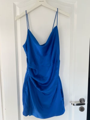 Miniklänning S Zara - Superfin blå miniklänning som jag har sytt in lite i midjan så den sitter jättefint på. Använd två gånger 💙 Står M i klänningen men eftersom jag sydde in den i midjan blir den en S