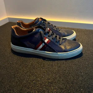 Bally skor - Bally skor i storlek 43. Skorna är i bra skick. Nypris ca 5000kr