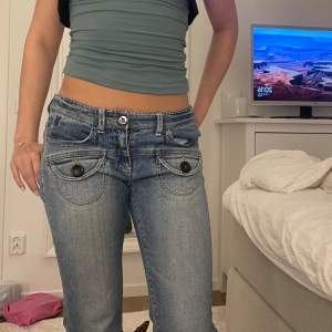 Skitsnygga lågmidjade jeans med fickor fram och bak!! 😍storlek s! Midjemått 39 rakt över samt innerbenslängd 83 cm! Passar perfekt på mig som är 170💕