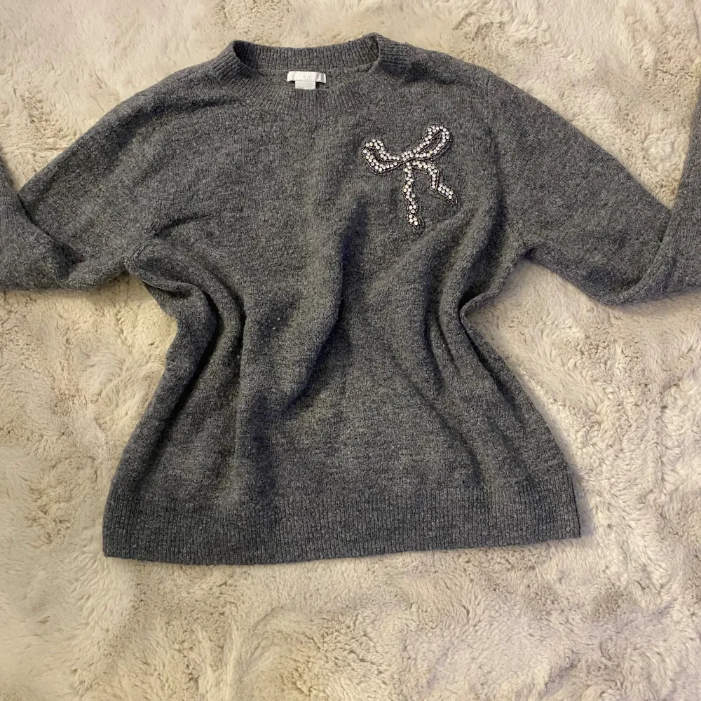 En grå vintage stickad tröja med ett glitter tryck i storlek M från hm💞. Tröjor & Koftor.