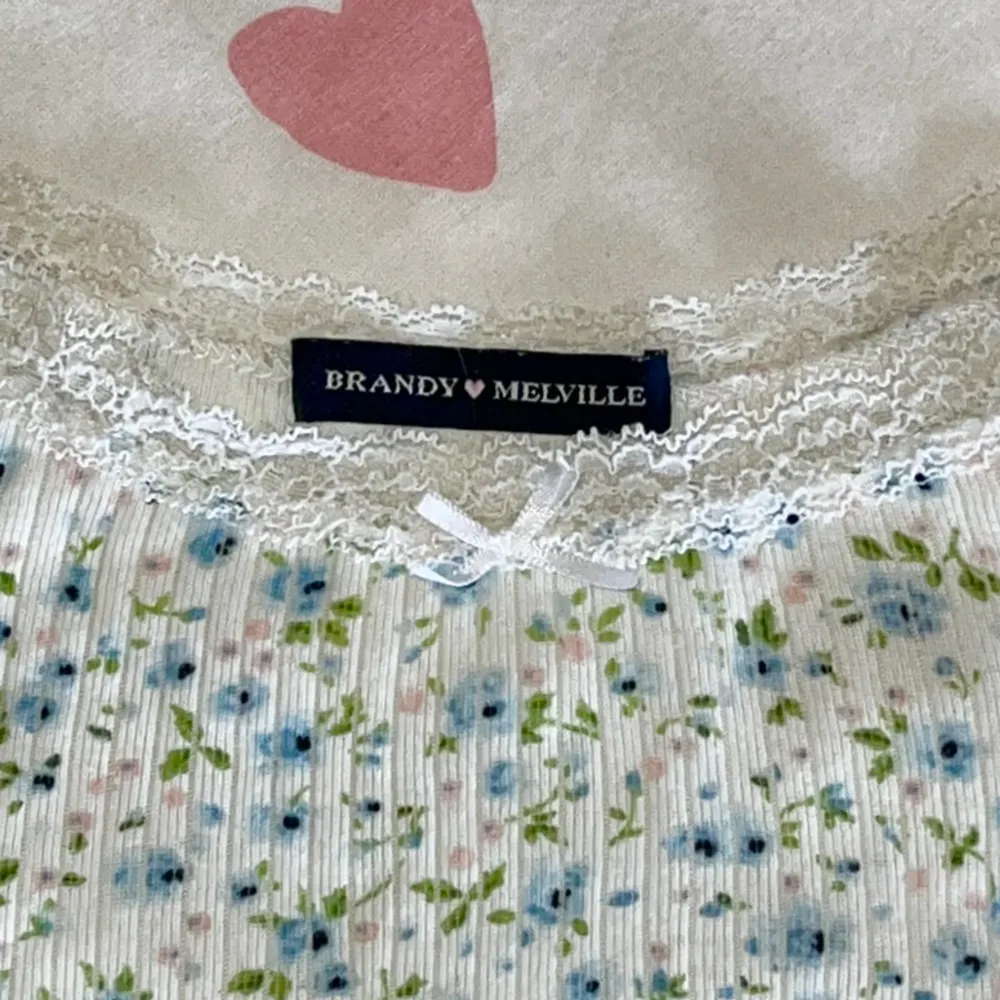Ett linne från Brandy Melville, köpt för kanske två år sedan. Väldigt sparsamt använt eftersom att det känns lite för kort på min långa överkropp haha, förhoppningsvis passar det bättre på någon annan! <3. Toppar.