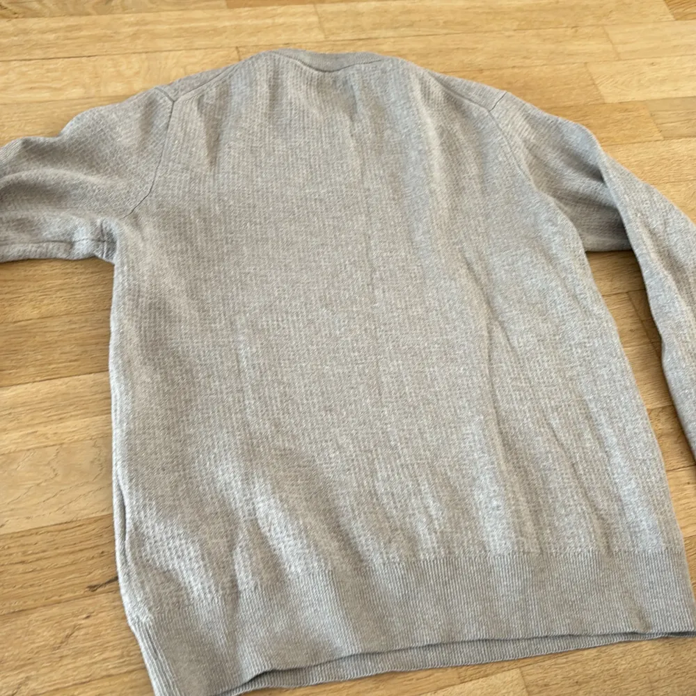 Välanvänd tröja men i väldigt gott skick, inga defekter och säljer den då den inte kommer till användning, färgen är lite sandbeige (ser grå ut på bild). Tröjor & Koftor.