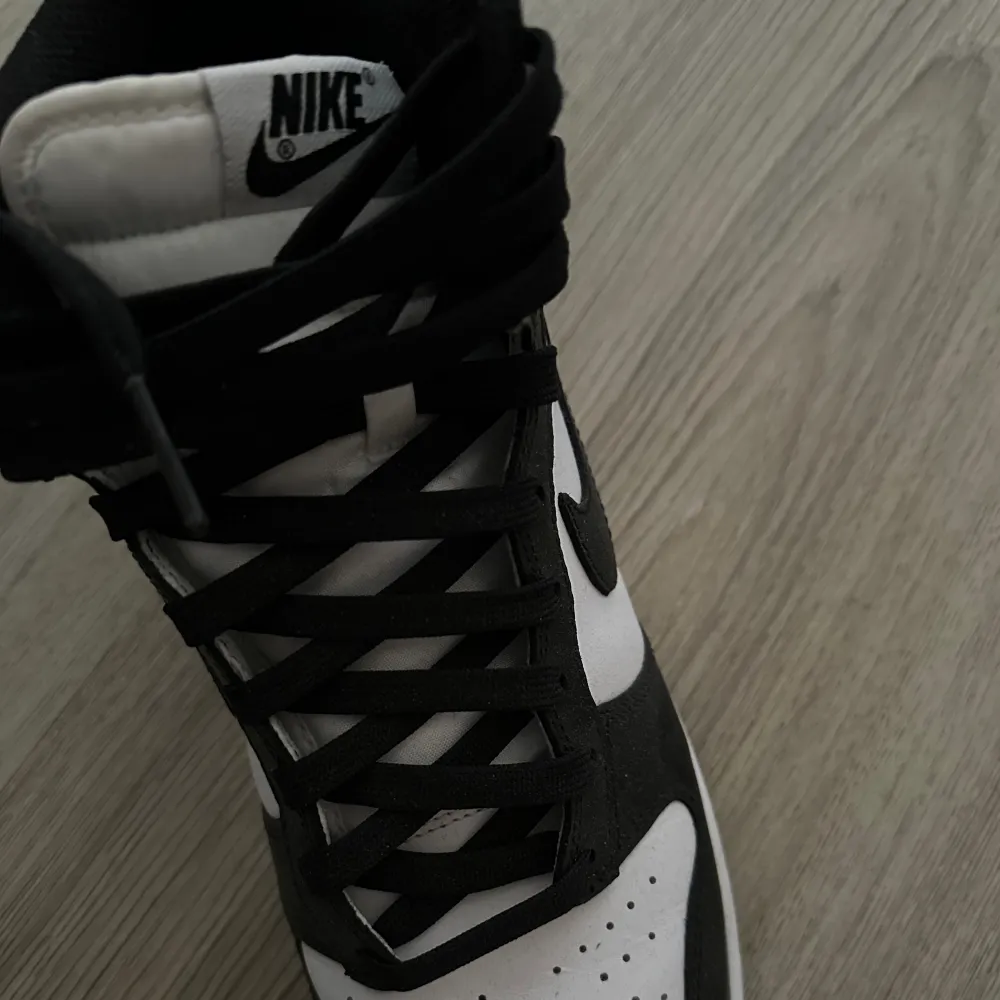 Svart vita Nike skor i fint skick, använt fåtal gånger i storlek 42. Skor.