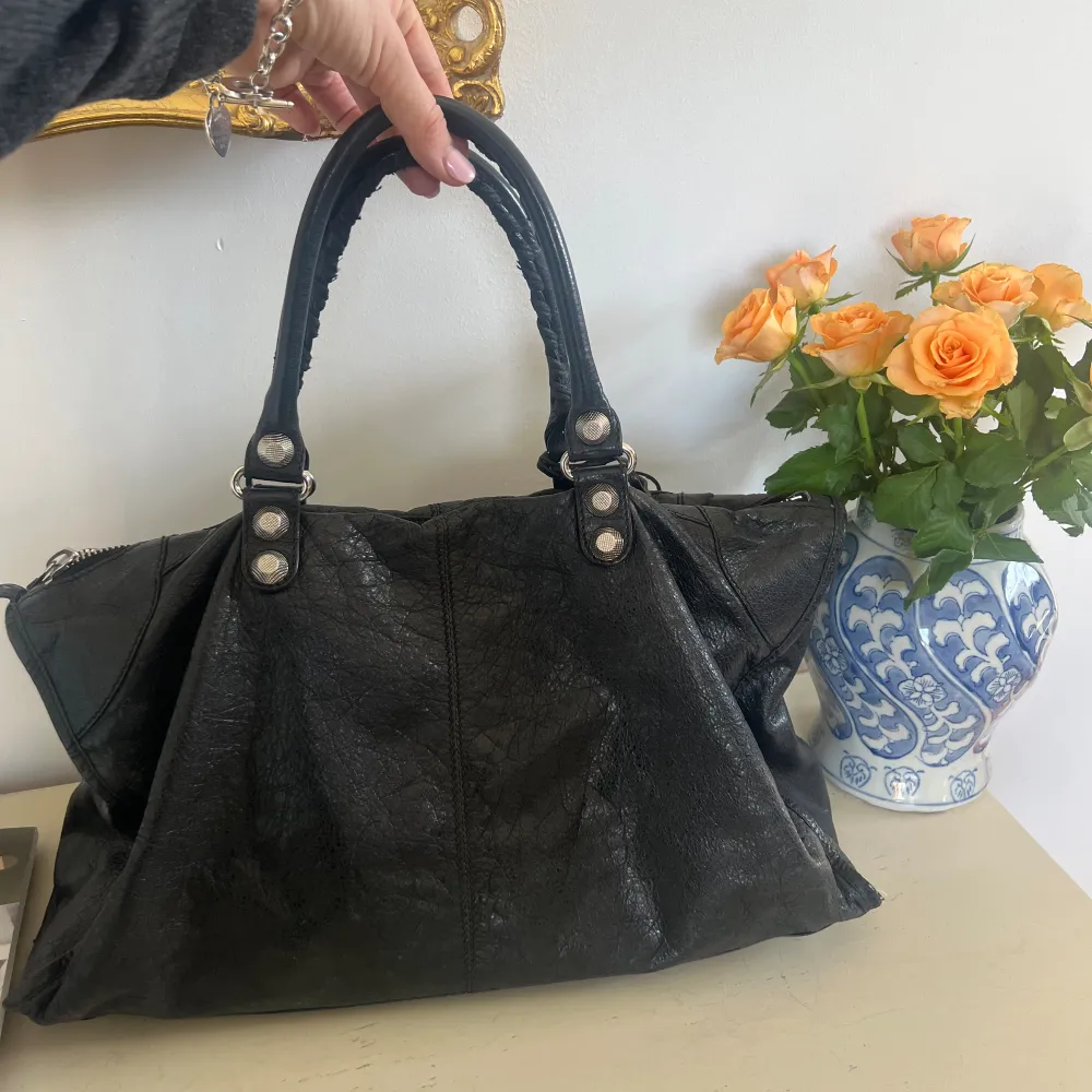 Super användbar klassisk svarta Balenciaga City Bag. Fint skick speciellt på utsidan, tecken på slitage invändigt och sen lilla spegeln. . Väskor.