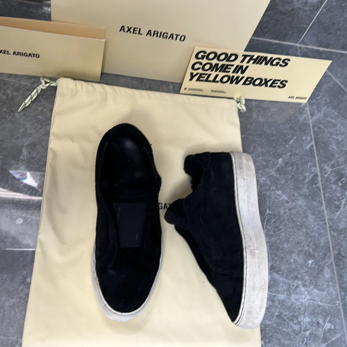 Axel arigato skor storlek 39-40 rätt så bra skick ett litet hål på baksidan  - 92