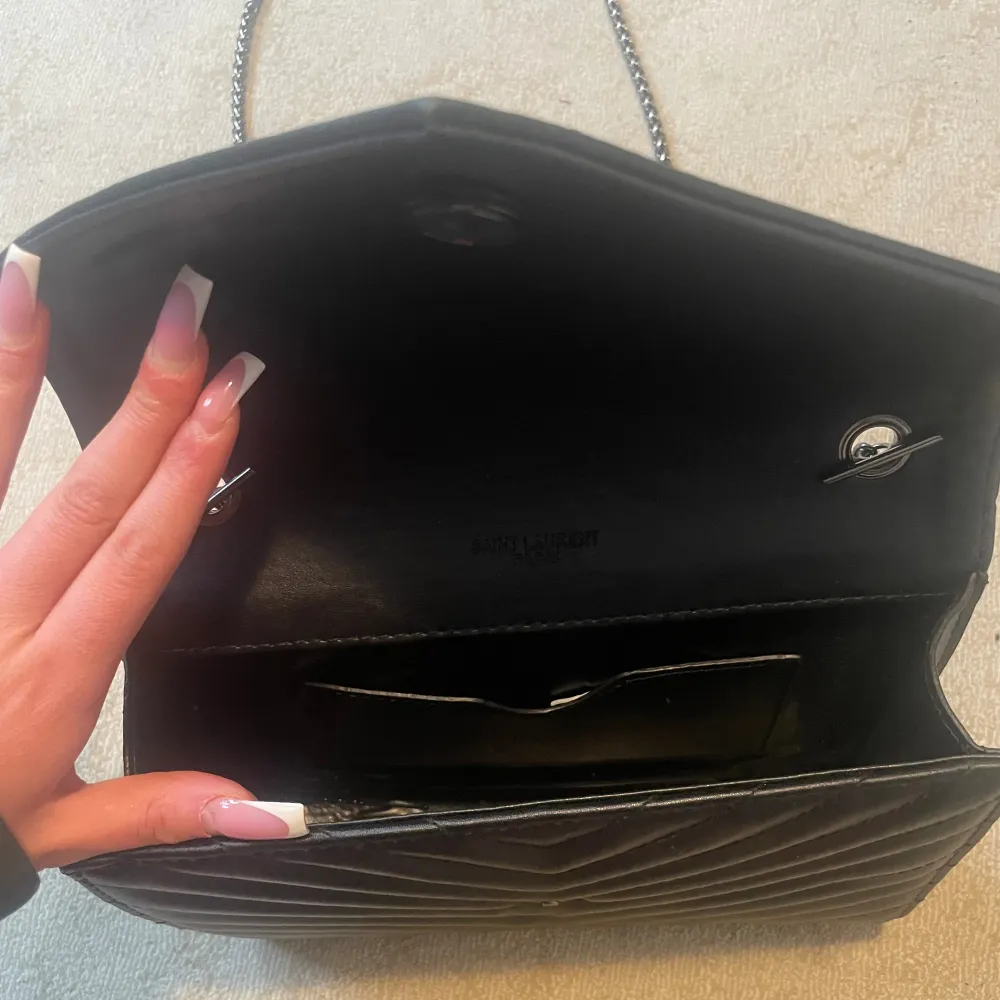 En sjukt fin, helt ny och oanvänd Yves saint Laurent väska i svart läder, finns inga defekter på väskan. Säljer för att jag har ingen användning av den. Kan gå ner i priset vid snabb affär.. Väskor.