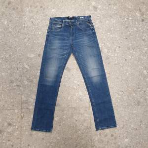 Säljer ett par riktigt feta blåa replay jeans!| inga tecken på användning| modell Grover| storlek 31| hör av dig vid frågor;) (Checka min profil för mer)