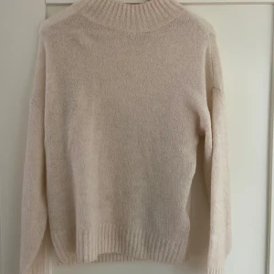 Stickad Tröja - Begie stickad tröja. Från ICHI. Aldrig använt!