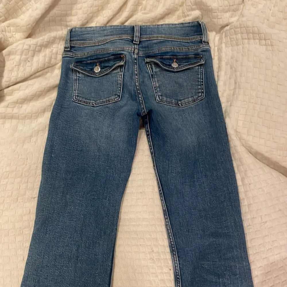 Lågmidjade jeans med fickor där bak. Från Gina tricot storlek 158. . Jeans & Byxor.