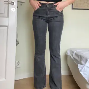 Levis jeans med medelhög/låg midja.  Jag på bilderna är 163cm lång och bär oftast strl 34/36, dessa är något långa och små på mig. 