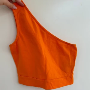 One shoulder topp - Croppad topp i one shoulder modell. Pm för fler bilder!