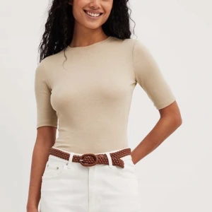 T-shirt  - Jättefin ribbat T-shirt med trekvart ärmar från nakd, sparsamt använd💕  Storlek S