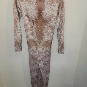 Born in Stockholm  - Oanvänd Festival jumpsuit köpt för 1,5 år tillbaka men kom aldrig till användning tyvärr.