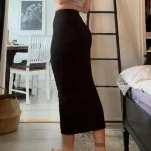 Shein Maxi kjol stl XS - Svart maxiskjol från shein i storlek xs. I jättefint skick. Knappt använd då den är för liten. Skicka gärna meddelande vid frågor. Jag är 171 cm lång. Tack för titten!  