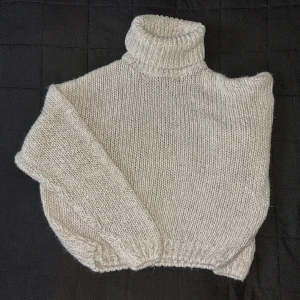 Tröja  - Ljusgrå stickad polotröja från H&M.     