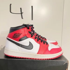 Air jordan 1 mid chicago black/red - I grymt skick, denna är en äldre modell från 2014-2016, har använts fåtal gånger men mest havt som en samling i min kollektion! Unisex modell.