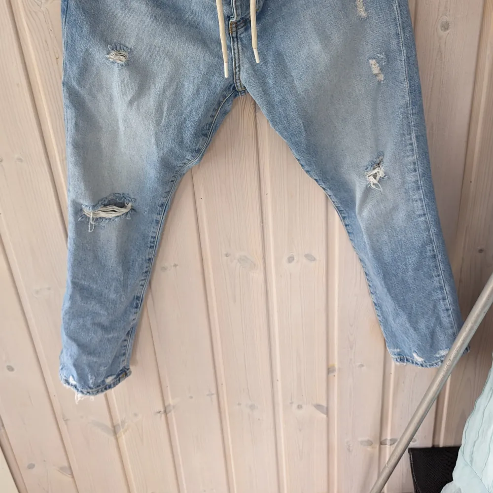 Karve jeans med revor och snören så att man kan styra hur jeansen sitter.storlek 30. Normal i storleken I mycket fint skick ,Inget att anmärka på . Jeans & Byxor.