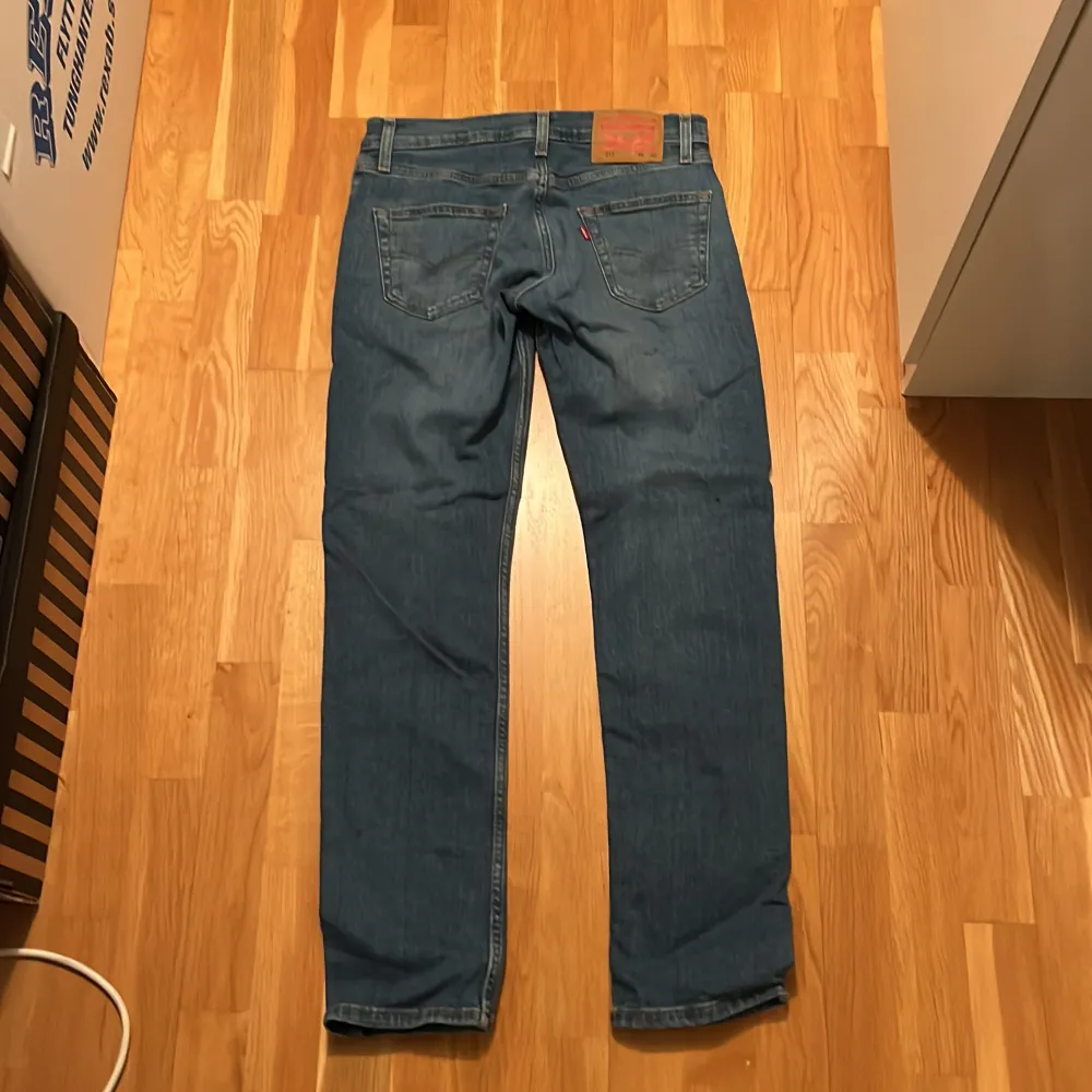 Blåa Levis jeans, nästintill oanvända. Färgen göra inte till rätt på bild. . Jeans & Byxor.