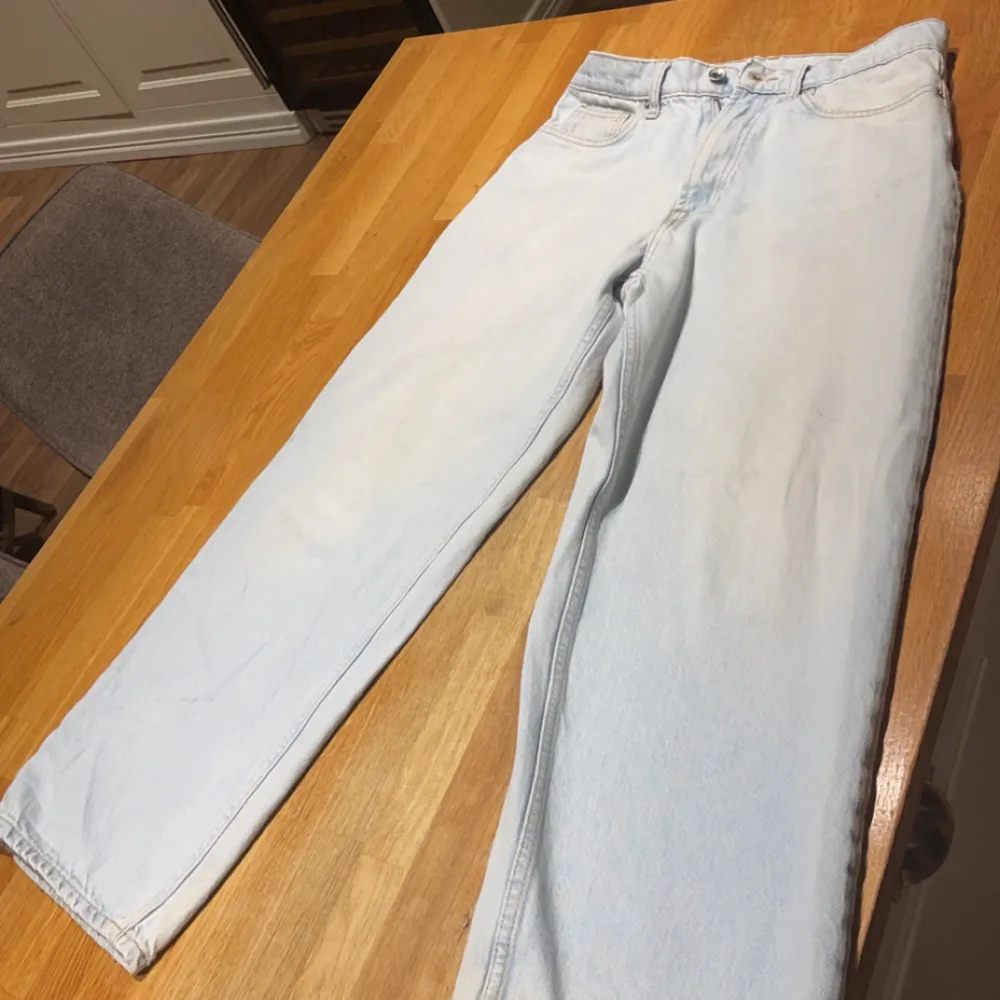 Säljer nu mina vailent jeans då jag upplever dem lite breda.  Absolut skönaste jeansen jag har ägt! Säljes för 349kr.    (Modell 170 65kg) (sitter Som en standard 32,32 ish) . Jeans & Byxor.