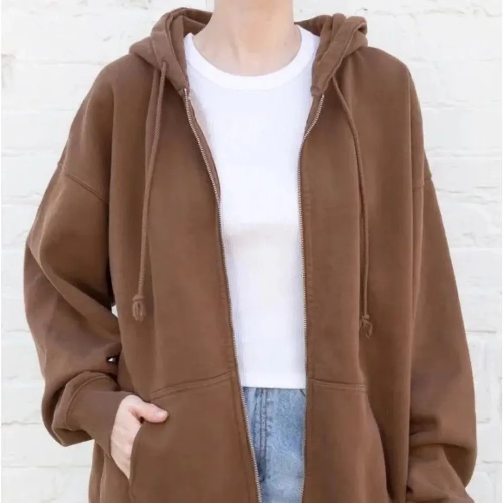 Säljer min bruna zip-hoodie från Brandy Melville. One size men oversized fit.. Hoodies.