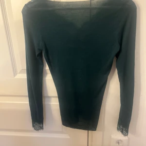 Intimismi tröja - Hejsan! Jag säljer min super sköna och fina intimismi tröja i mörkgrön. Den är i storlek s men sitter som en xxs/xs den är inte uttöjd jag säljer den för jag tycker inte färgen är den finaste på mej köpte den för 450!