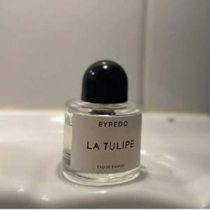 la tulipe från byredo, doftar jättegott men har tyvärr för många parfymer💗 finns ganska mycket kvar, se bild 2. nypris är 1700kr