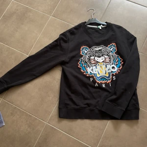 Kenzo tröja - Säljer denna fräscha Kenzo tröja då den inte kommer till användning och har mycket kvar att ge. Skick 9/10 Inga tydliga defekter. Nypris: 2100